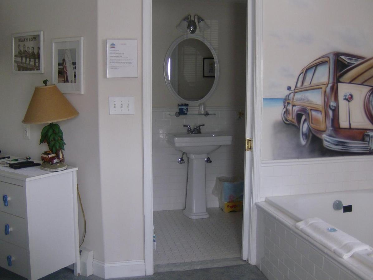 Zimmer mit Kingsize-Bett und Whirlpool