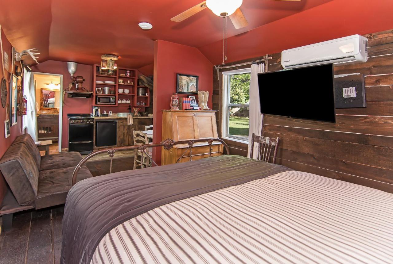 Deluxe Queen Studio with Kitchenette #5