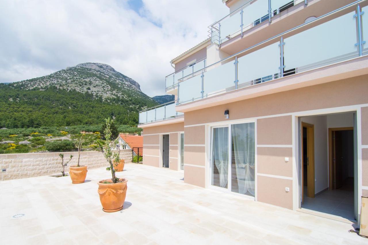 Villa Nikola - pool side apartments - B&B
