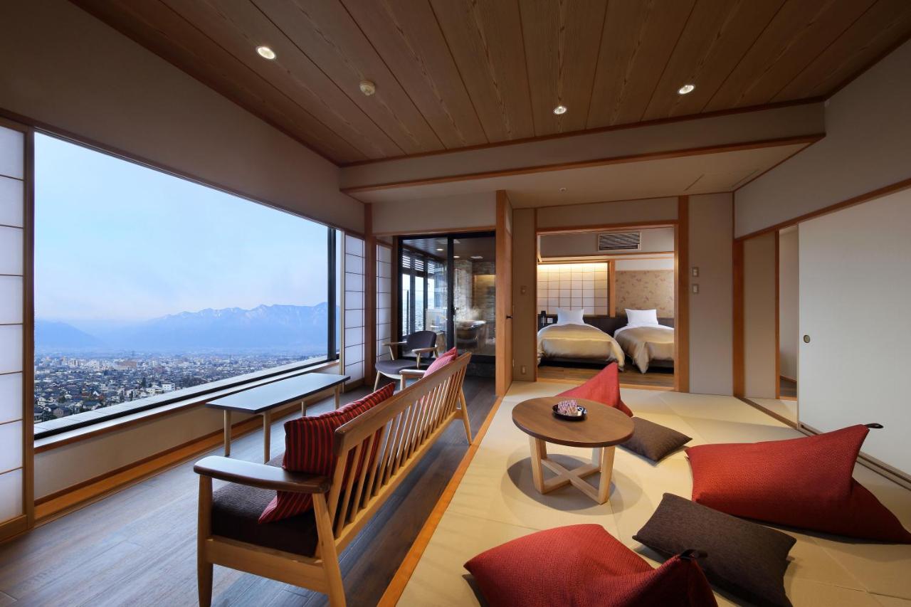 Zimmer mit Tatami-Bereich und Badewanne im Freien