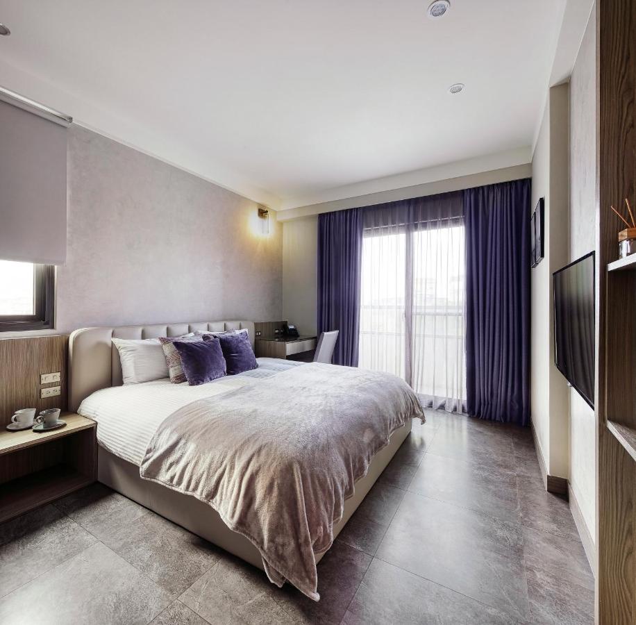 Zimmer mit Queensize-Bett und Balkon