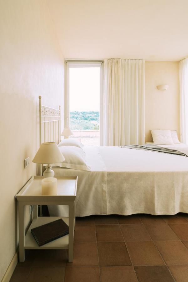 Zimmer mit Kingsize-Bett und Poolblick