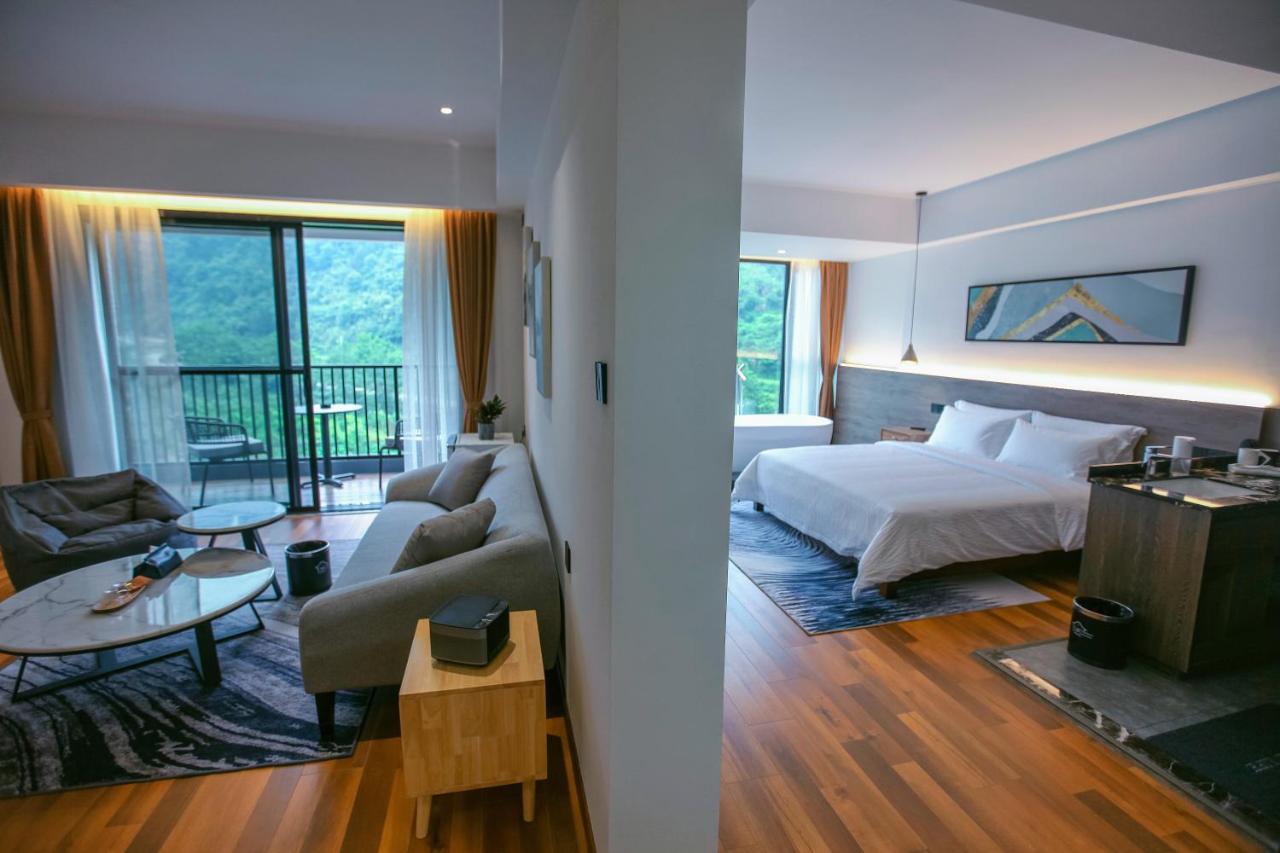 Whispering Mountain - Suite with Mountain View and Tub