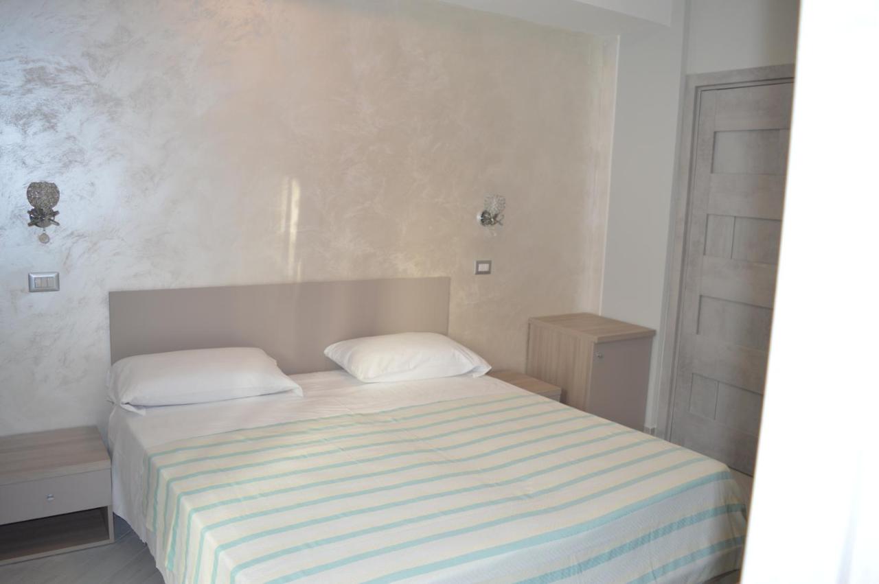 Doppel-/Zweibettzimmer mit Balkon