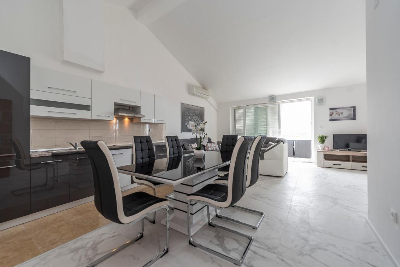 Beautiful penthouse for 8 close to city center - Ferienwohnung