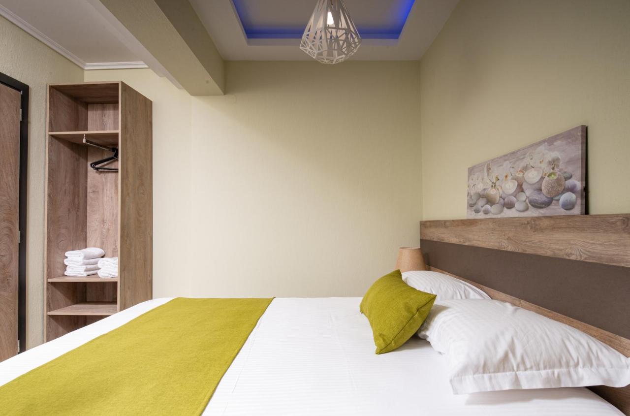 Deluxe One-Bedroom Apartment