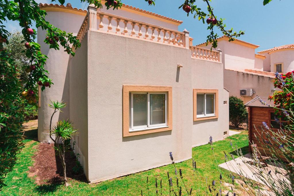 Bright villa with salt water pool - B&B Campello