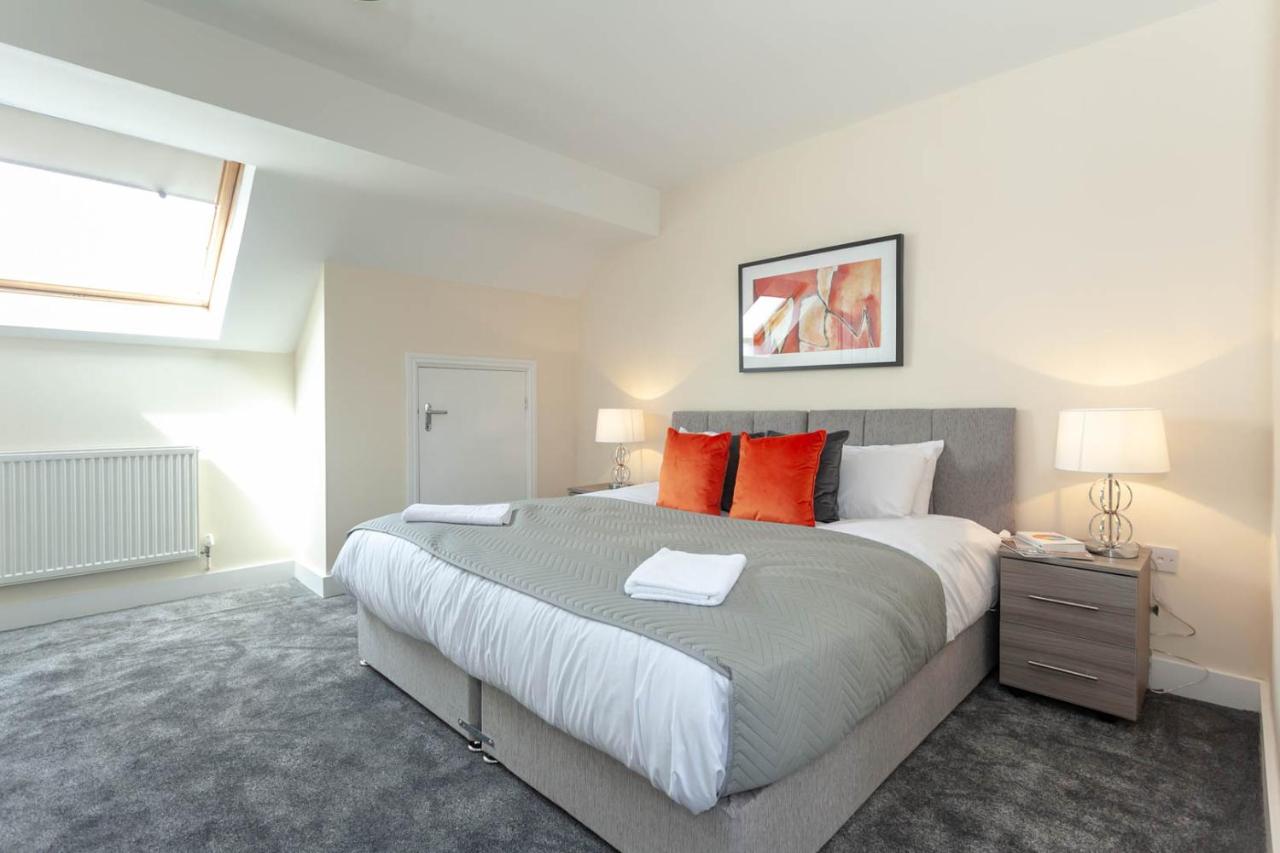 4 bed home, driveway parking ideally located in Latchford, Warrington - Executive St Marys House - B&B Warrington