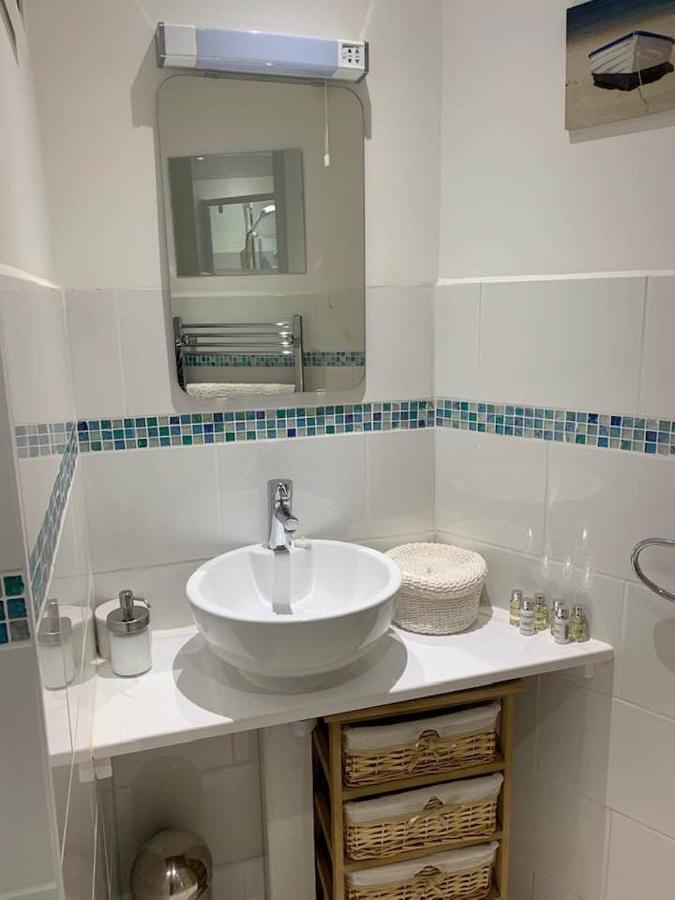 Postman's Knock, Lynmouth, first floor apartment with private parking - B&B
