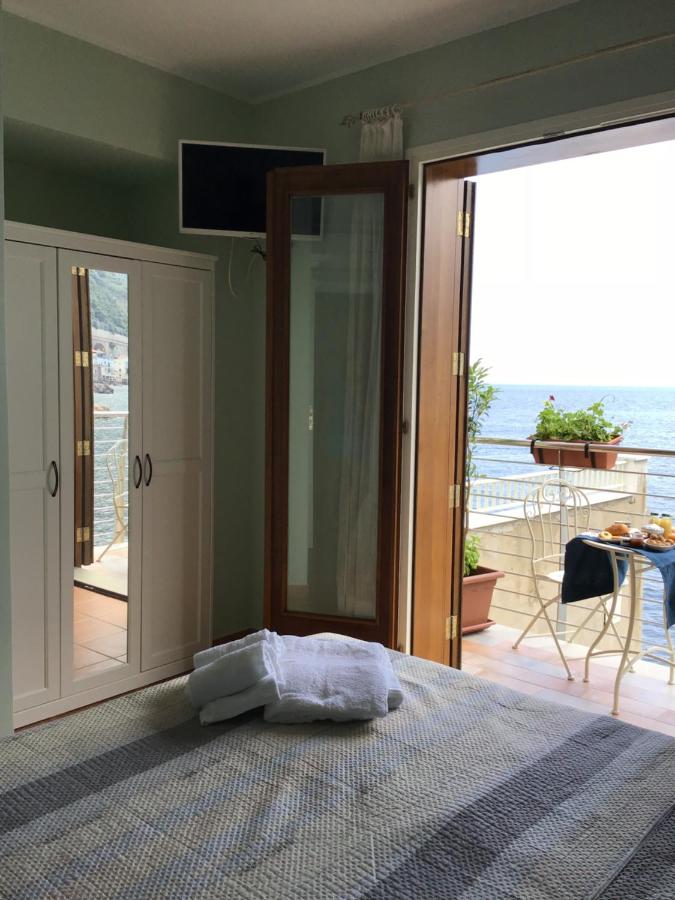 Camera Matrimoniale con Balcone e Vista Mare