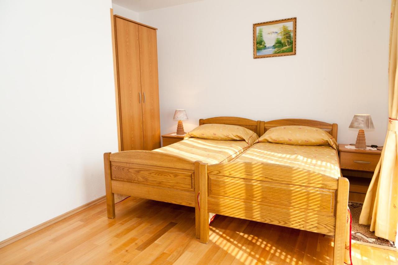 Doppel-/Zweibettzimmer mit Balkon