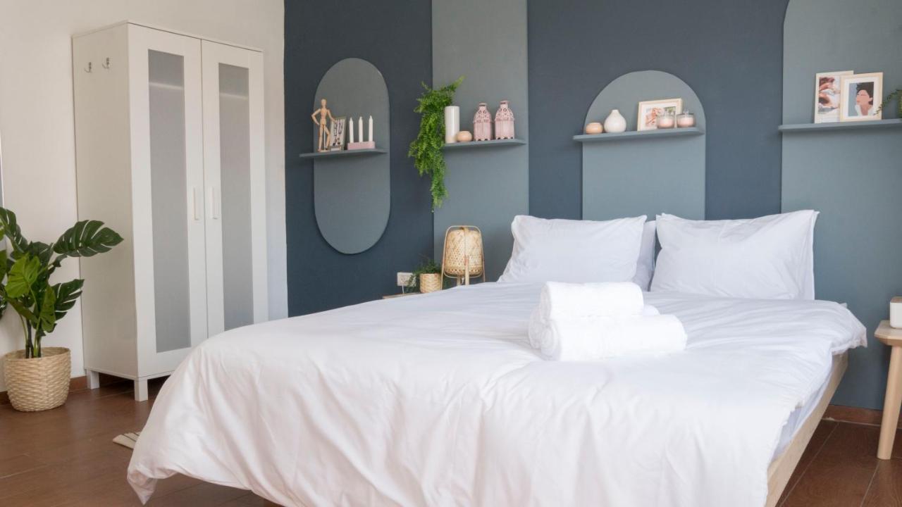 Kamer met Queensize Bed en Gedeelde Badkamer