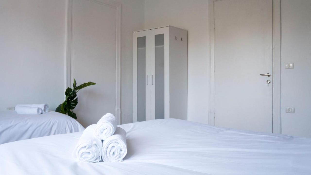Deze driepersoonskamer heeft een gedeelde badkamer.