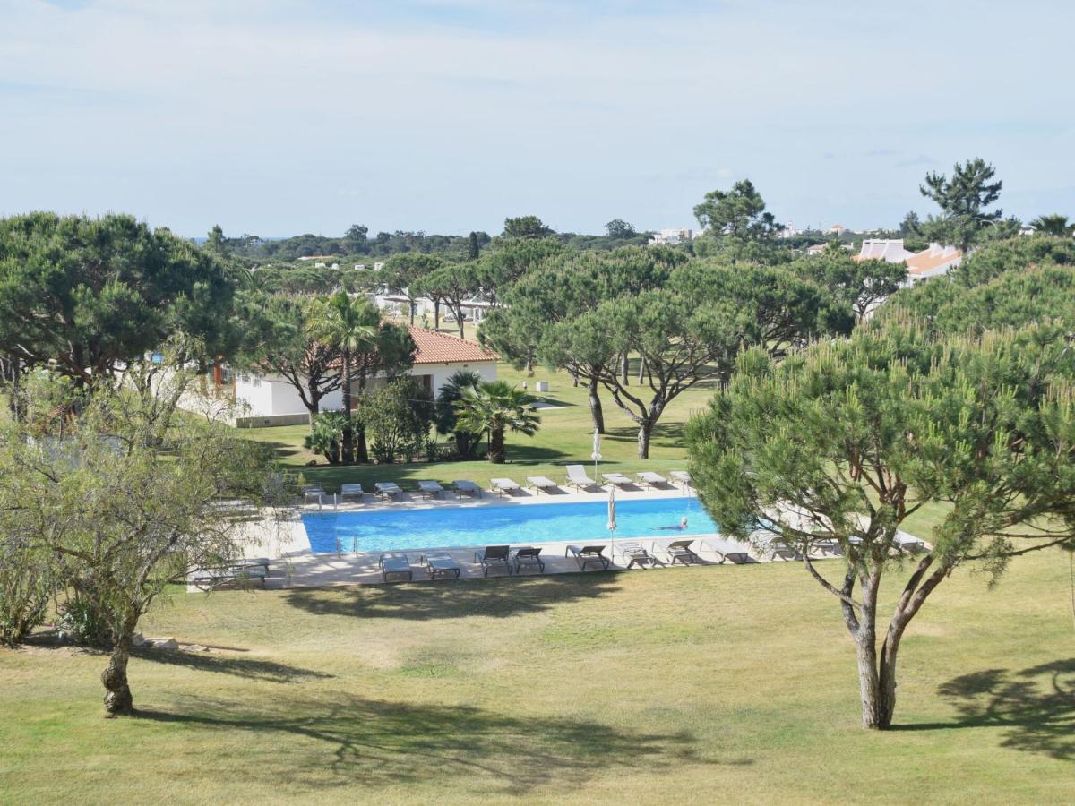 B&B Vilamoura - Spacious Apartment in Quarteira with Swimming Pool - Bed and Breakfast Vilamoura