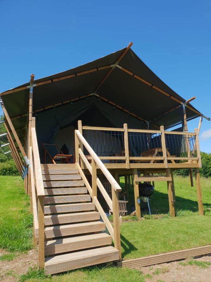 Brackenhill Glamping - Safari Tent with Hot Tub - Chambres d’hôtes