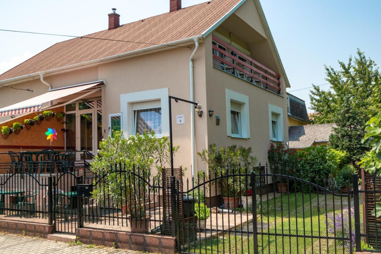 Lake Balaton Apartmanház - B&B