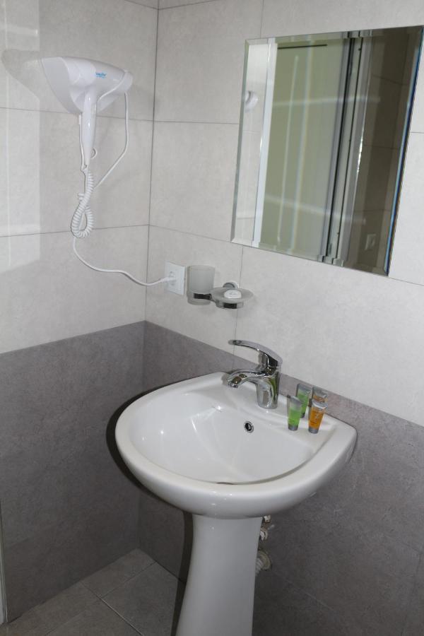 Tweepersoonskamer met 2 Aparte Bedden en Douche