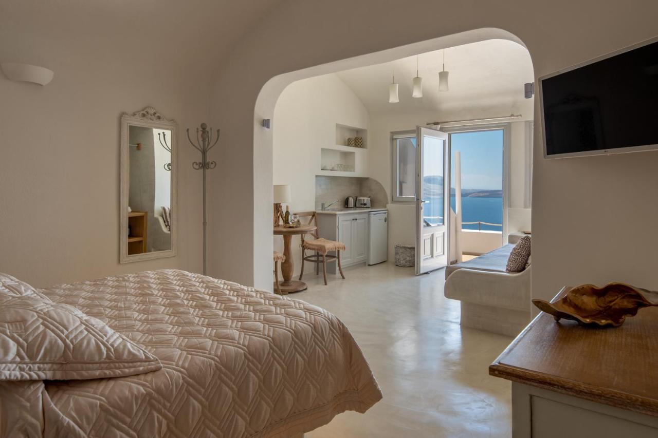 Deluxe Cave Room With Hot Tub and Caldera View