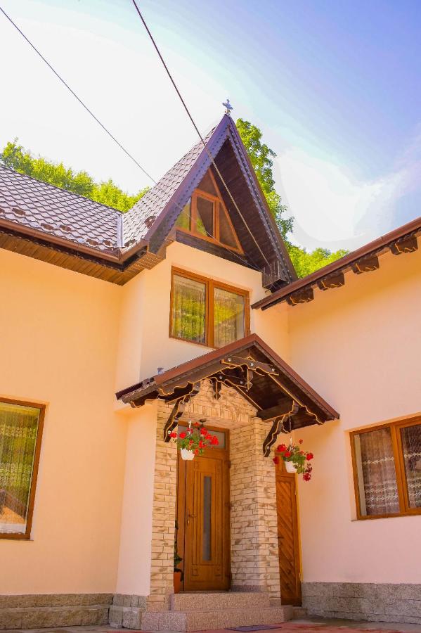 Pensiunea La Cernat - B&B