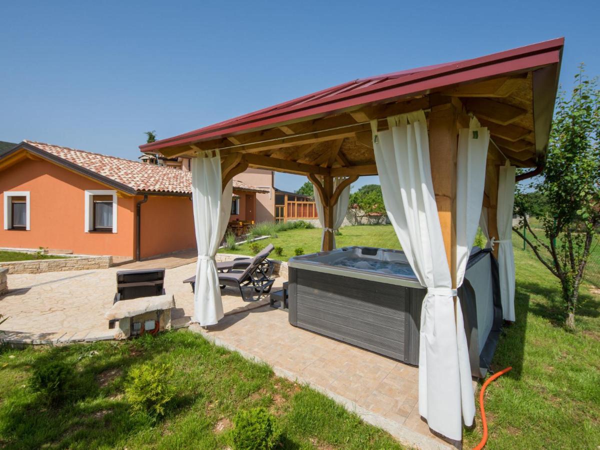 B&B Barbariga - Attractive Holiday Home with Pool bubble bath Patio Courtyard - Bed and Breakfast Barbariga