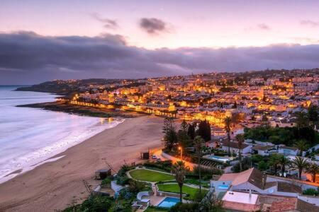 B&B Senhora da Luz - AMAZING PENTHOUSE- panoramic sea view & tikki bar on private terrasse - Bed and Breakfast Senhora da Luz