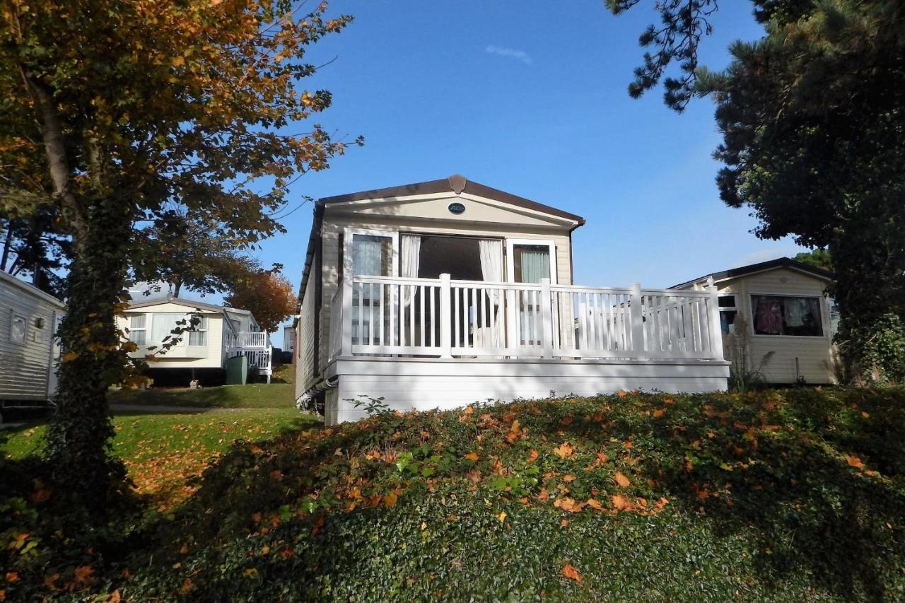 Family Seaside Retreat Private Stay at 5-Star Rockley Holiday Park Poole - B&B