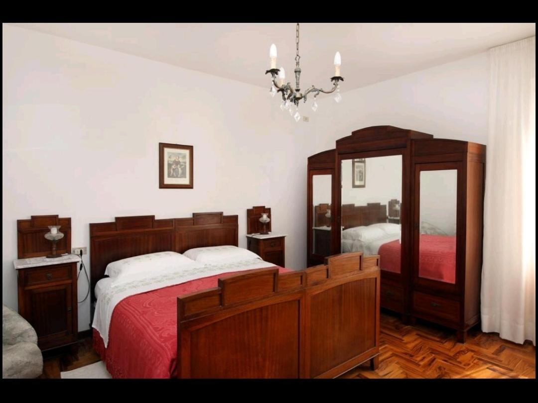 Zimmer mit Kingsize-Bett und Balkon