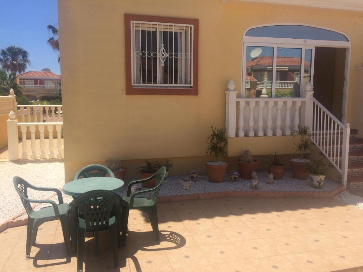 Torrevieja, La Torreta Ground Floor Apartment with Large Private Patio Garden - B&B Torrevieja