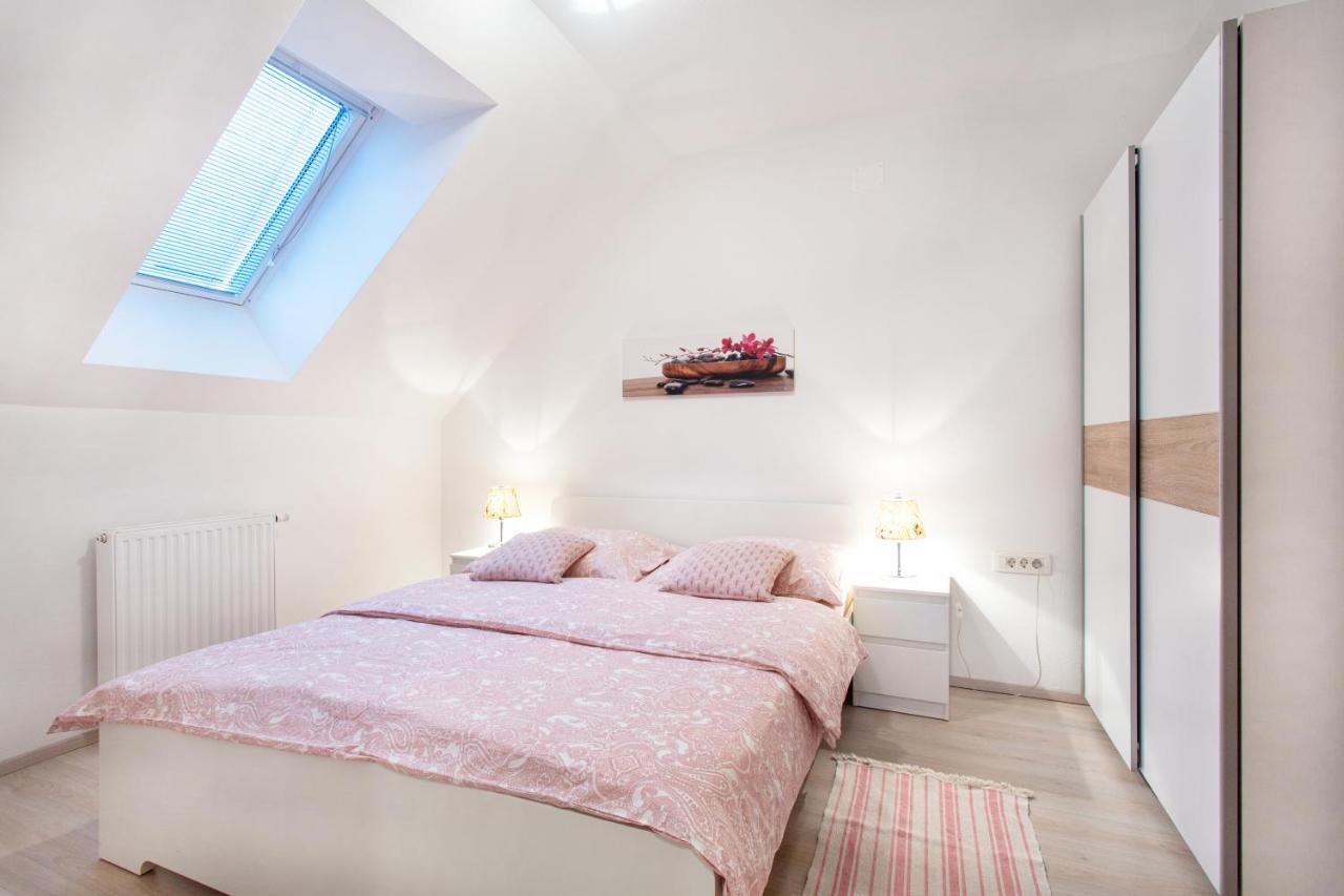 One-Bedroom Apartment with Mountain View