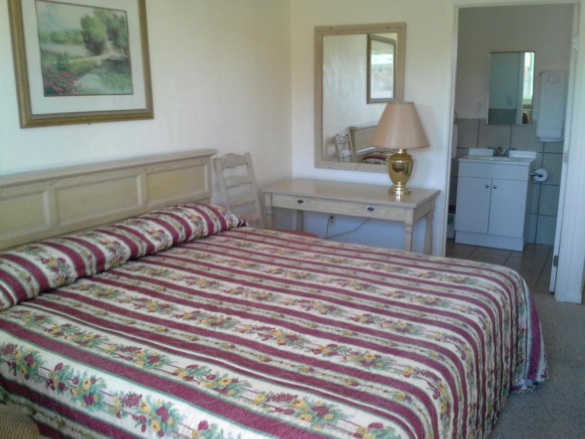 Habitación con cama extragrande.