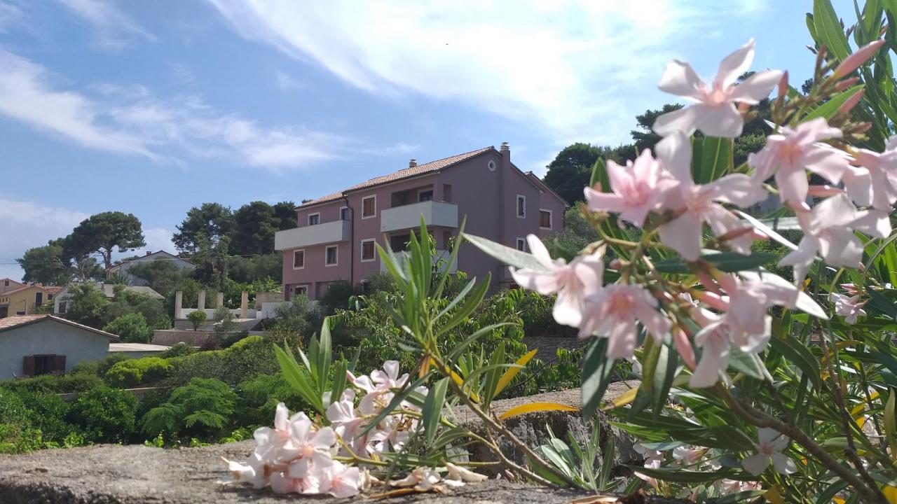 B&B Veli Losinj - Amaryllis residence, apartment Diana & Deluxe rooms with shared kitchen - Bed and Breakfast Veli Losinj