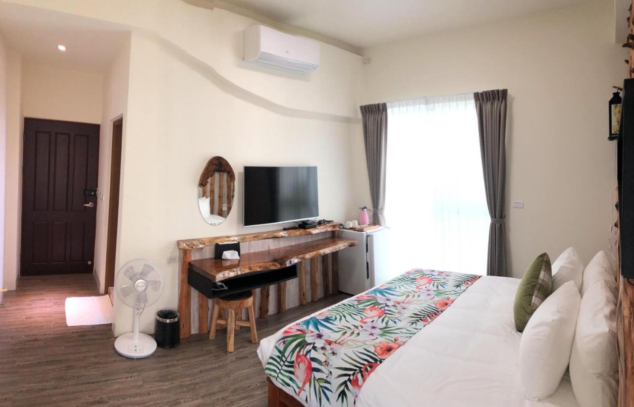 Zimmer mit Queensize-Bett und Balkon
