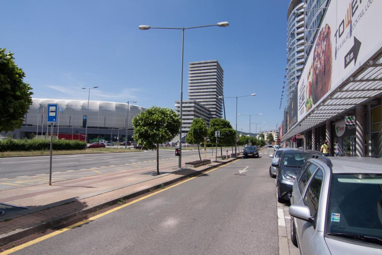 Juls Apartment next to football and hockey stadium - B&B