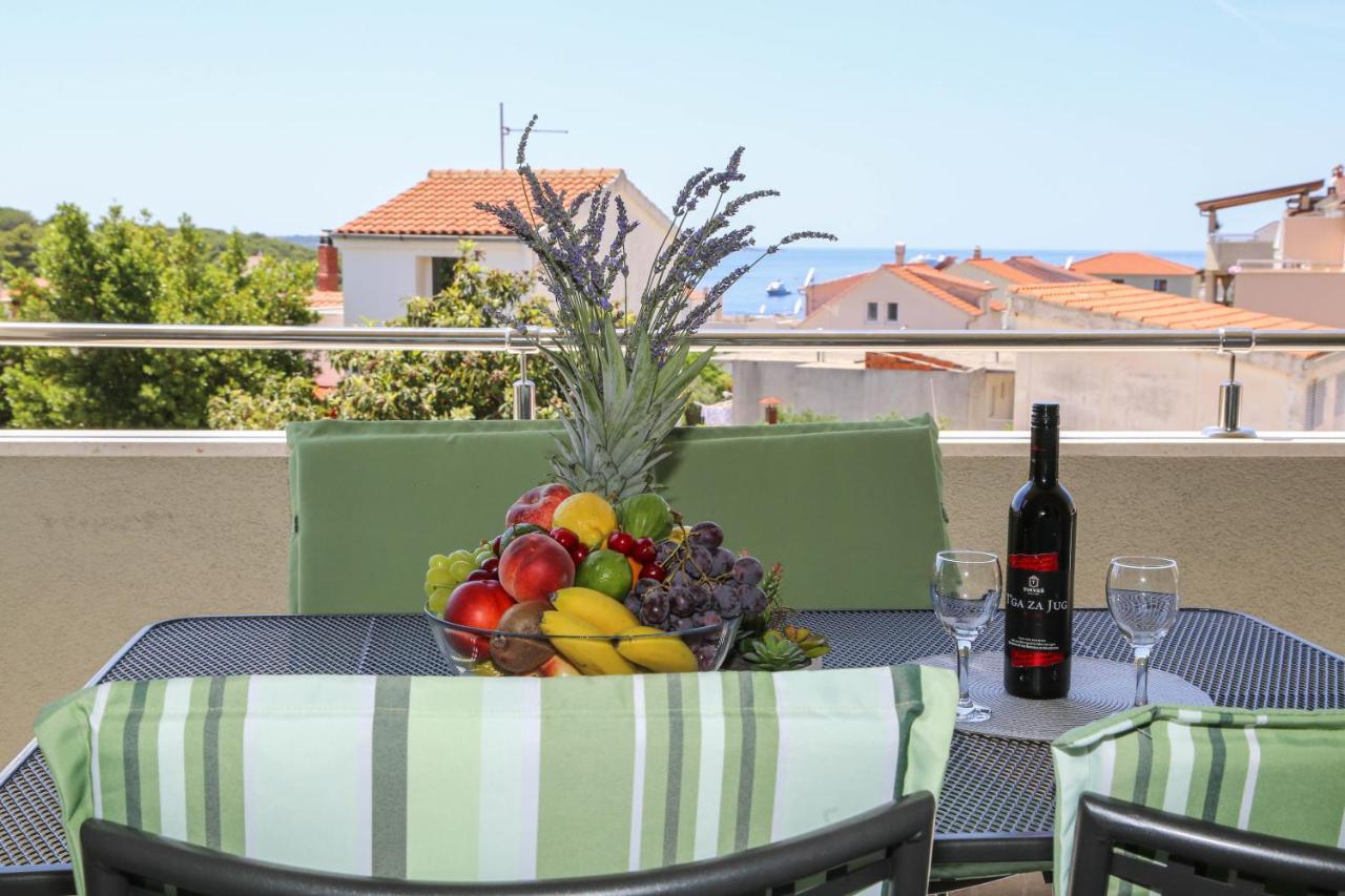 Apartments Paradise Hvar - Bed and Breakfast