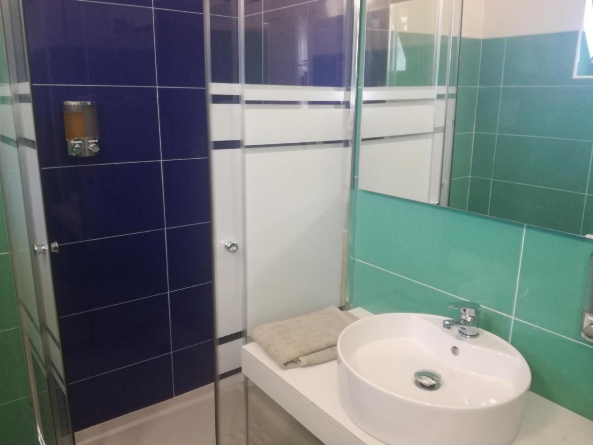 Camera Matrimoniale/Doppia con Letti Singoli con Bagno
