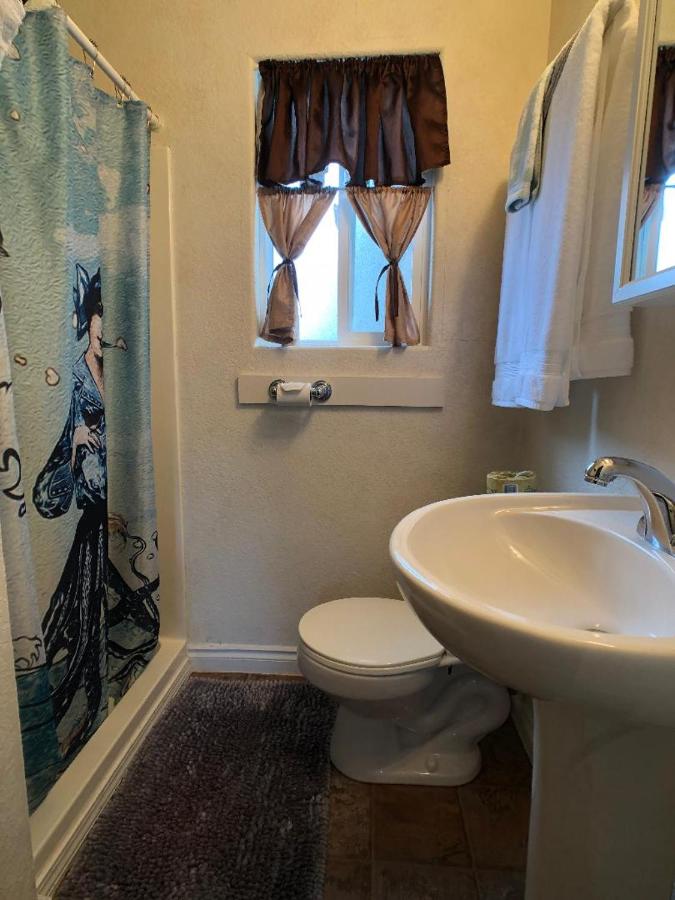 Zimmer mit Queensize-Bett und Whirlpool-Badewanne