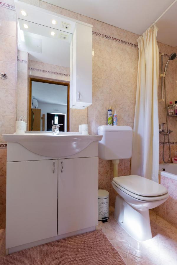 Zimmer mit Kingsize-Bett und Gartenblick. 