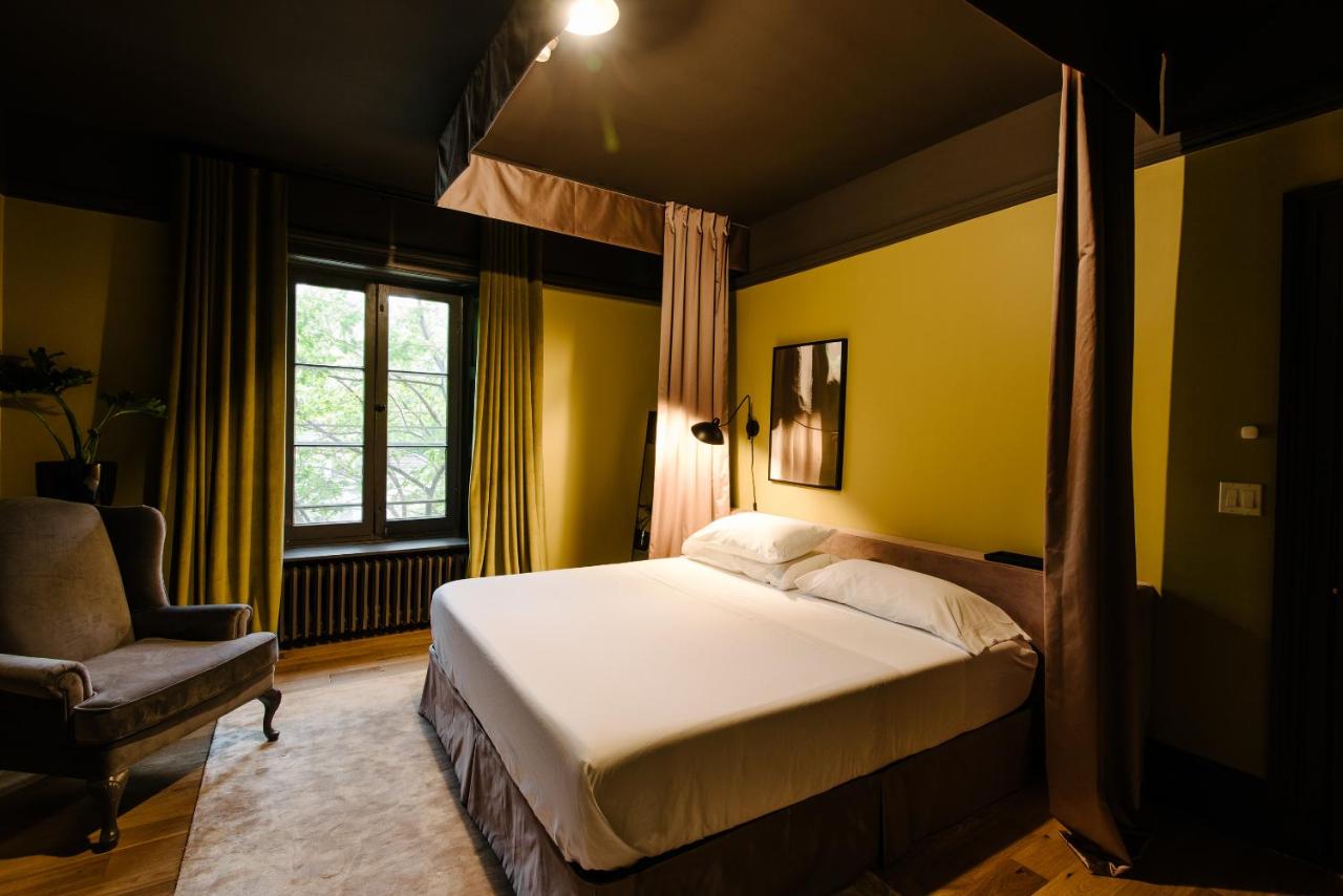 Habitación con cama extragrande.