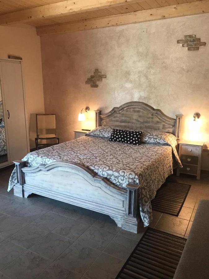 Zimmer mit Kingsize-Bett und Poolblick