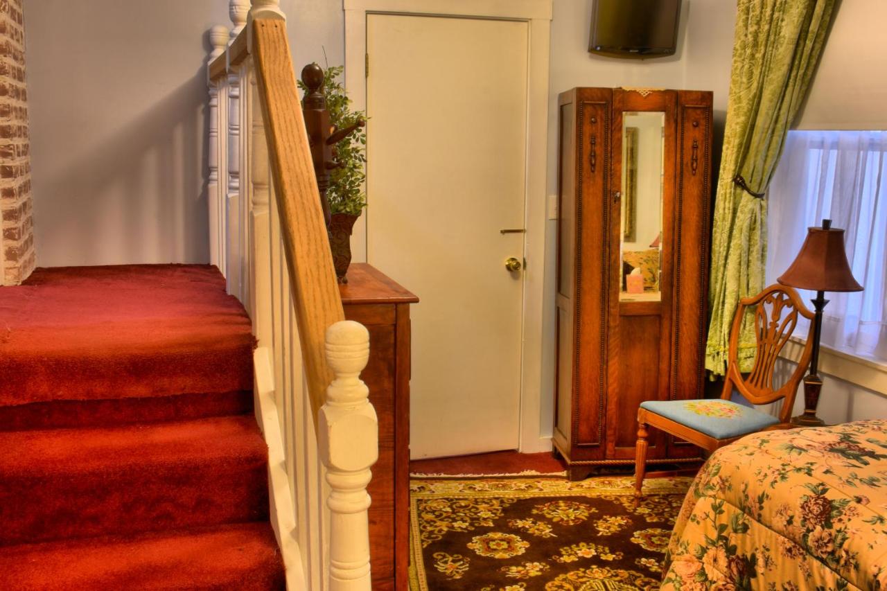 Queen Room with Kitchen