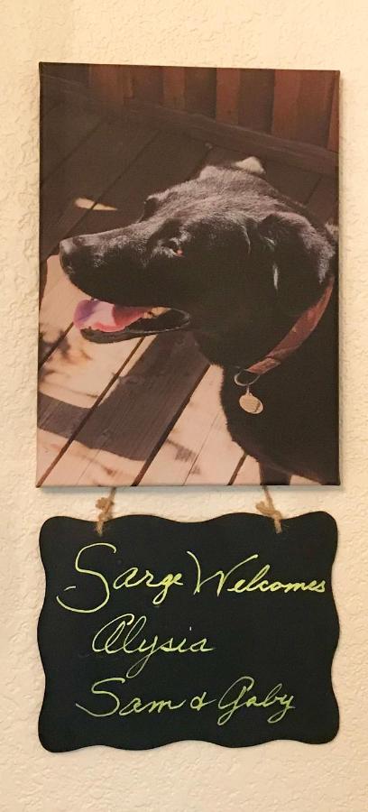 Chambre Lit Queen-Size avec Salle de Bains Commune 