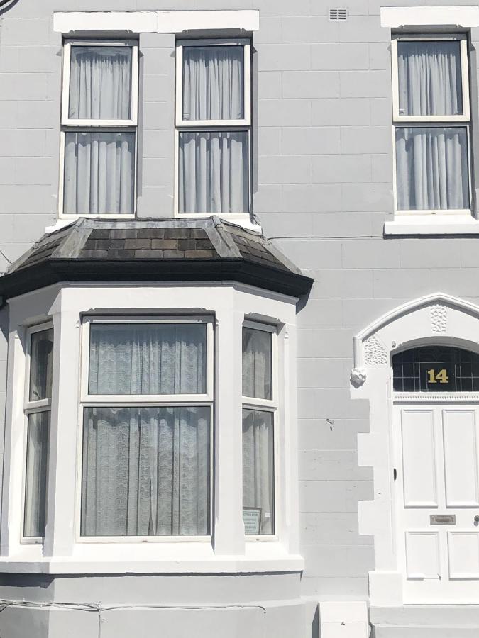 Victoria House - Self Catering Quiet Guesthouse - Adult Singles and Couples Only - B&B