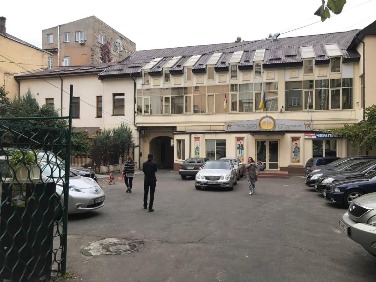 Apart-Hotel next to Deribasivska - B&B