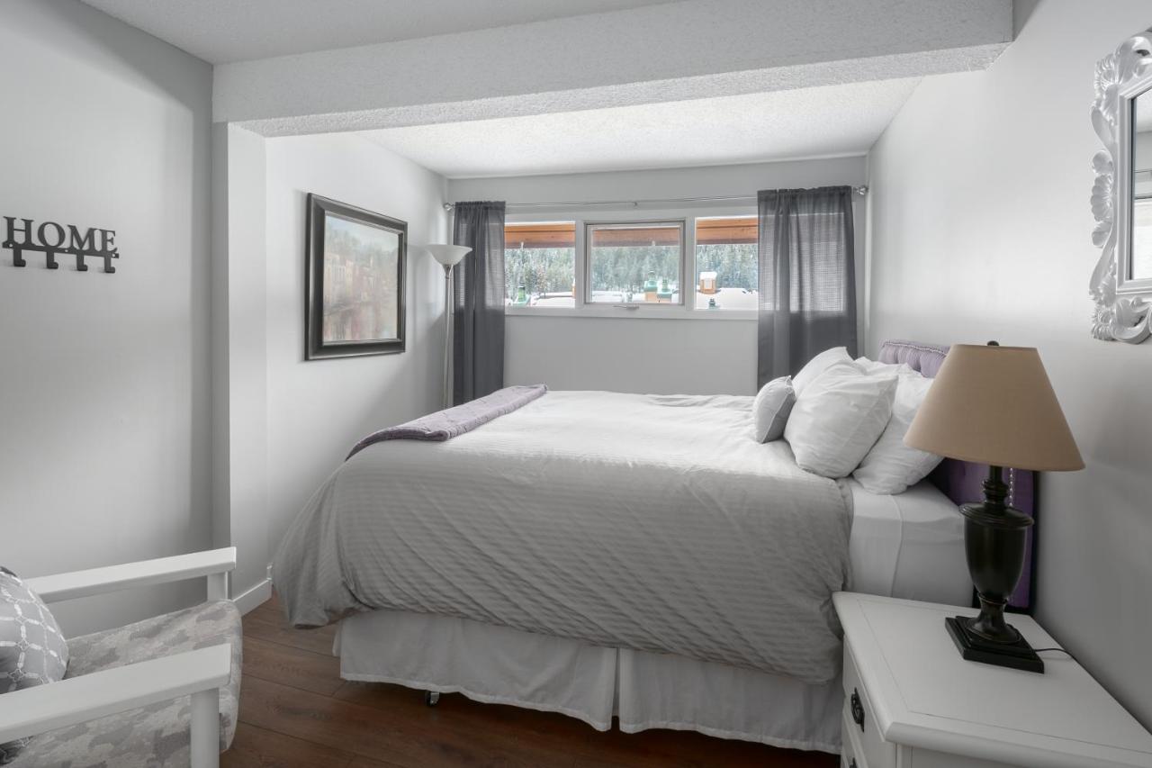 Apartment with Mountain View