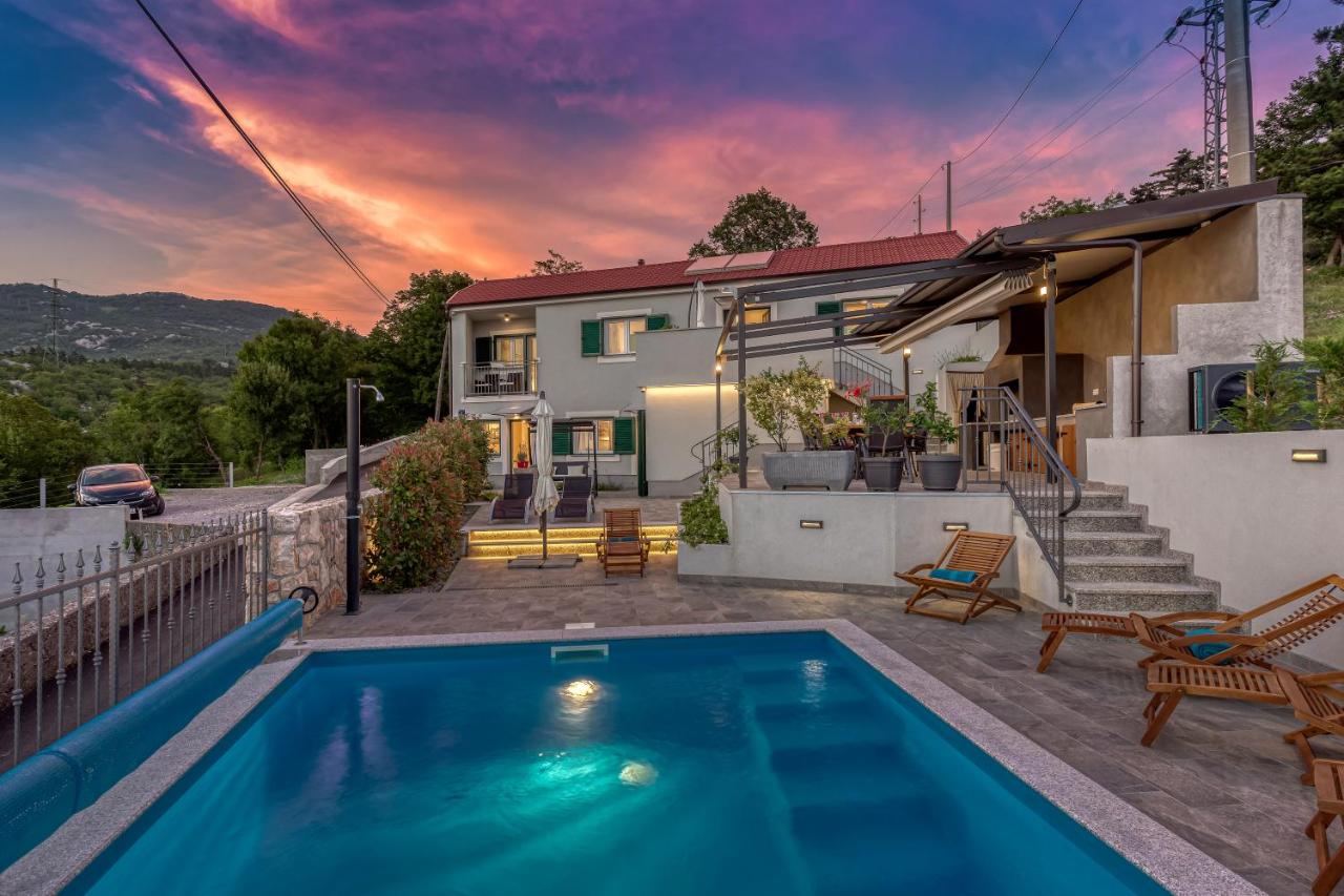 Villa LETA, luxurious 5 stars villa in a green oasis with fitness, heated pool, playground & barbecue, Kvarner - B&B