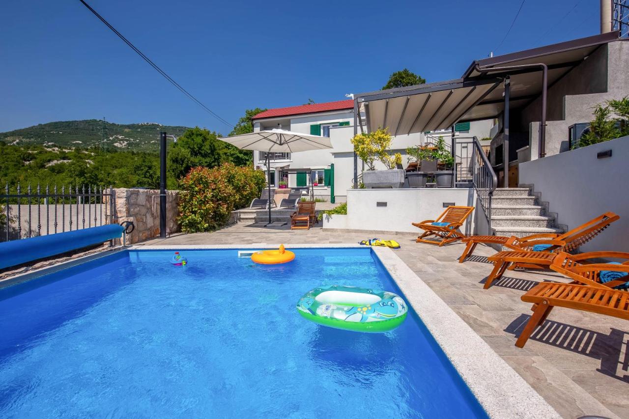 B&B Hreljin - Villa LETA, luxurious 5 stars villa in a green oasis with fitness, heated pool, playground & barbecue, Kvarner - Bed and Breakfast Hreljin