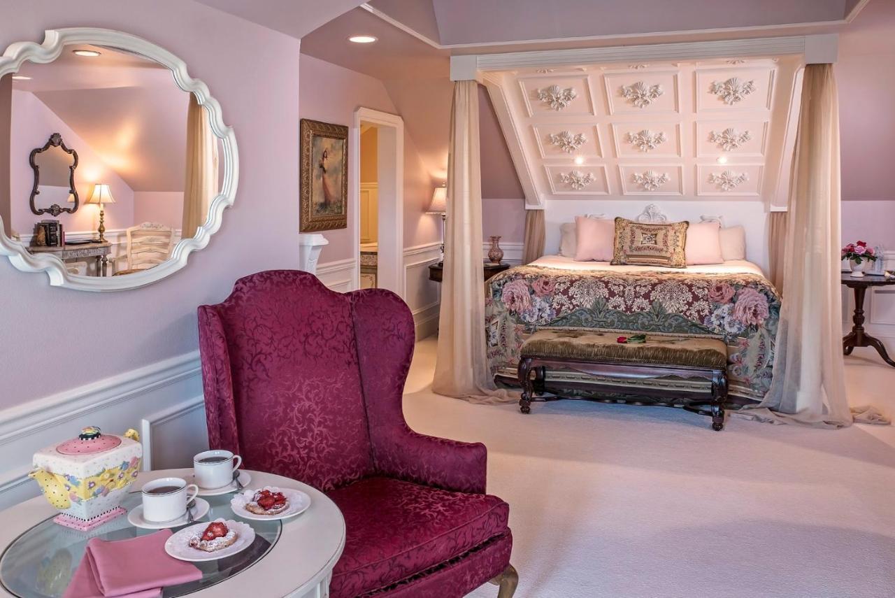 Suite with Pool View