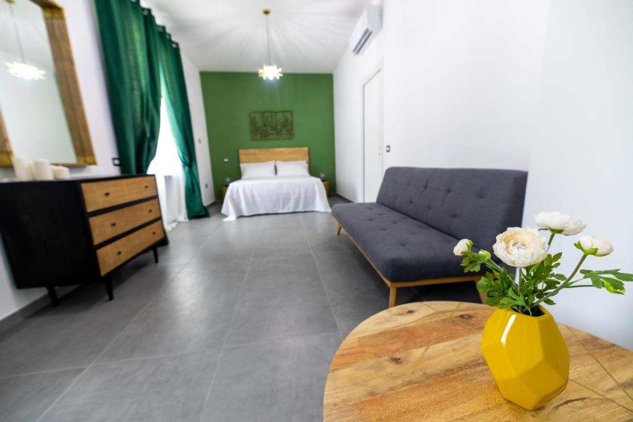 Habitación con cama grande y vistas al jardín