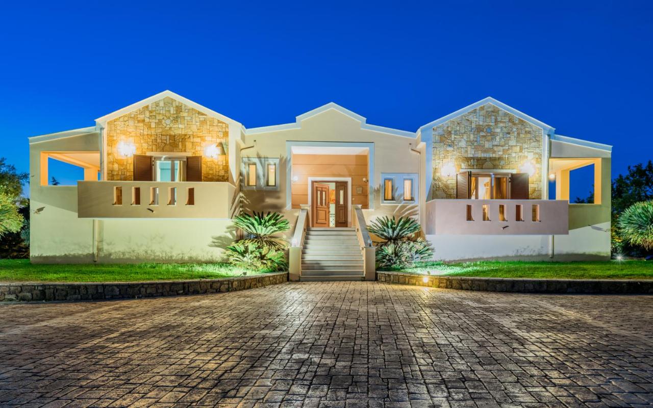 Villa mit 4 Schlafzimmern und Pool