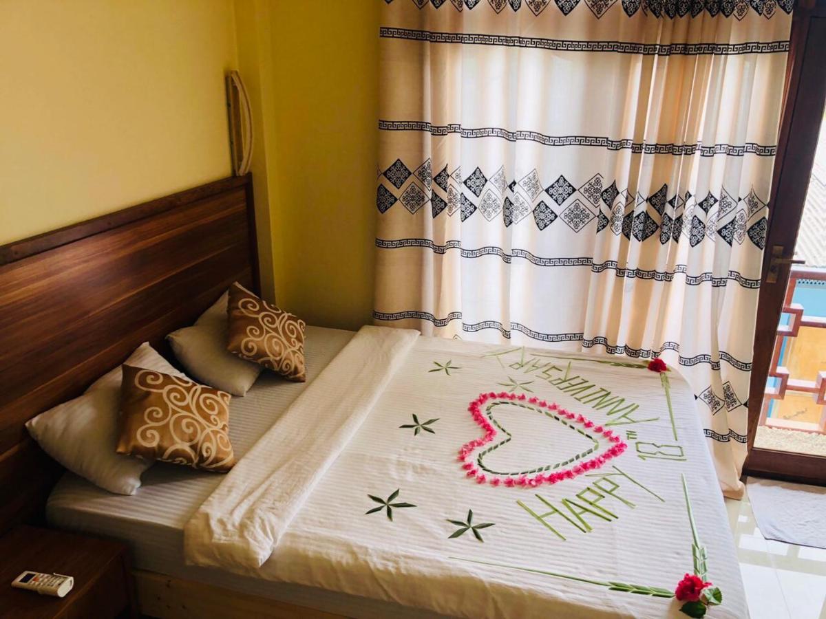 Habitación con cama extragrande y balcón